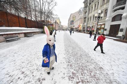 Москва.  Ростовая кукла  Кролик на Старом Арбате.