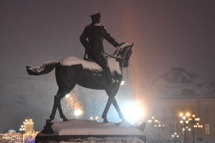 Москва.  Памятник маршалу Жукову на Манежной площади.