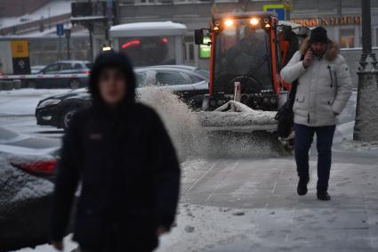 Москва.  Снегоуборочная техника на улицах города.