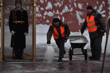 Москва.  Сотрудник коммунальной службы убирается возле Могилы Неизвестного Солдата  в Александровском саду.