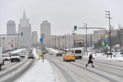 Москва.  Вид на здание МИД от Бородинского моста.