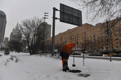 Москва.  Сотрудник коммунальных служб на Смоленской улице.