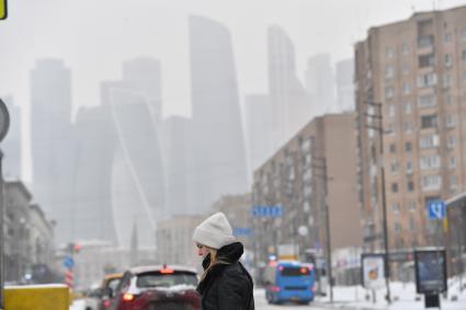 Москва. Девушка на улице города.