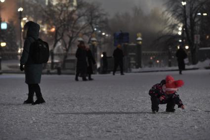 Москва.  Прохожие  гуляют у Александровского сада.