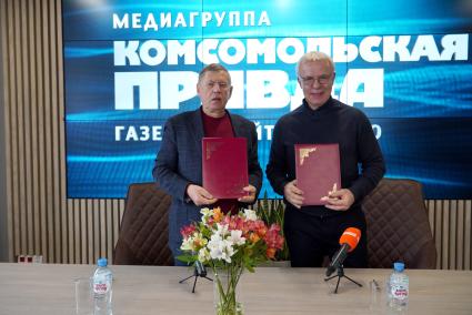 Москва. Генеральный директор, главный редактор ИД `Комсомольская правда` Владимир Сунгоркин и Советский и Российский хоккеист, председатель Всероссийского общества охраны природы (ВООП), первый заместитель председателя комитета Госдумы РФ по экологии, природным ресурсам и охране окружающей среды Вячеслав Фетисов (слева направо) в редакции `Комсомольская правда`.