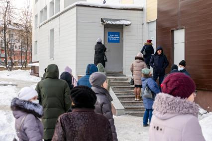 Челябинск. Жители города в очереди для сдачи ПЦР-теста на коронавирусную инфекцию COVID-19.