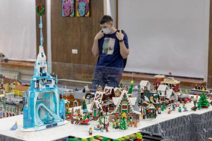 Московская область, Звенигород. Посетитель в музее Lego.