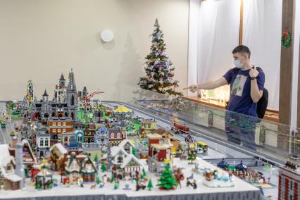 Московская область, Звенигород. Посетитель в музее Lego.