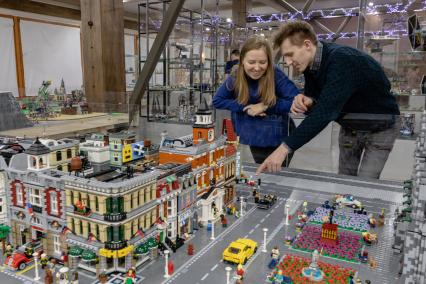 Московская область, Звенигород. Сооснователь музея Lego Ася Борисова и хозяин коллекции Тимур Муртазин.