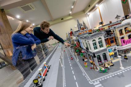 Московская область, Звенигород. Сооснователь музея Lego Ася Борисова и хозяин коллекции Тимур Муртазин.