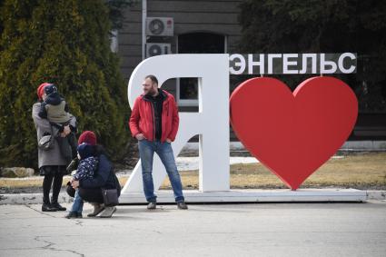 Энгельс. Стелла `Я люблю Энгельс`.