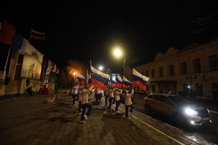 Энгельс.  Торжественная встреча участников  автопробега `Земные дороги Российского космоса`на центральной площади Ленина.