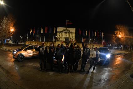 Энгельс. Торжественная встреча участников автопробега `Земные дороги Российского космоса`на центральной площади Ленина.