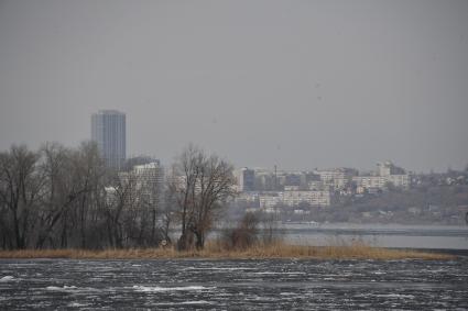 Энгельс. Видна Волгу.