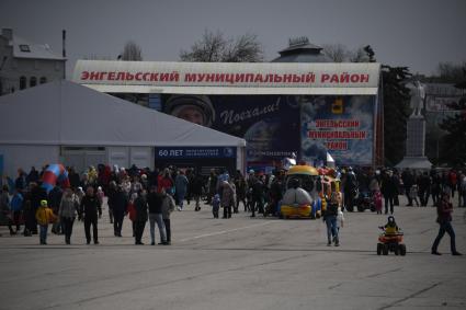 Энгельс. Горожане на центральной площади Ленина.