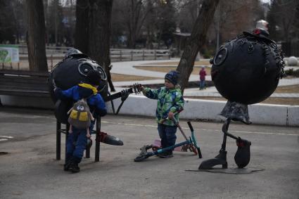 Энгельс. Дети играют в городском парке.