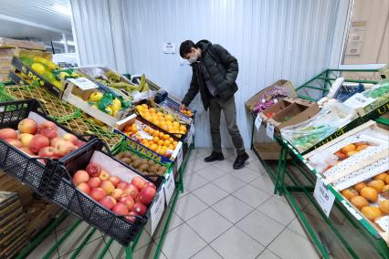 Екатеринбург. Продуктовый магазин. Покупатель в отделе с фруктами и овощами