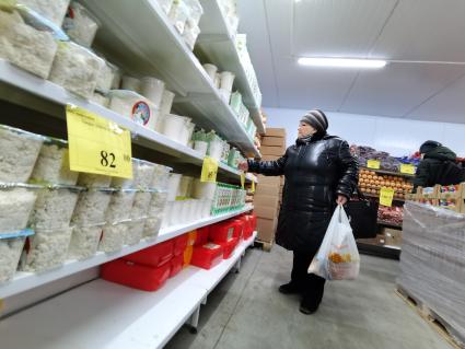 Екатеринбург. Продуктовый магазин. Покупатель в магазине