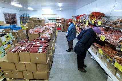 Екатеринбург. Продуктовый магазин. Покупатели в мясном отделе