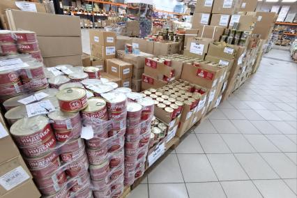 Екатеринбург. Продуктовый магазин. Мясные консервы