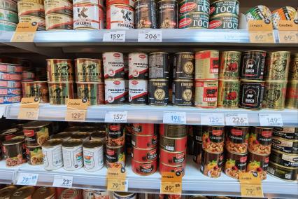 Екатеринбург. Продуктовый магазин. Полки с мясными консервами