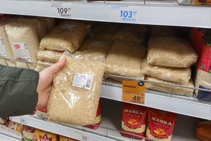 Екатеринбург. Продуктовый магазин. Полки с крупами