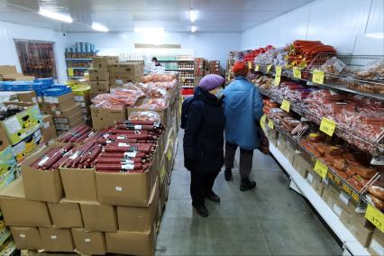 Екатеринбург. Продуктовый магазин. Покупатели в мясном отделе