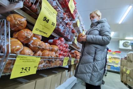 Екатеринбург. Продуктовый магазин. Покупатель у полок с колбасой