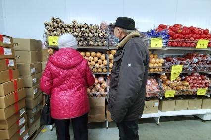 Екатеринбург. Продуктовый магазин. Покупатели у полок с колбасой