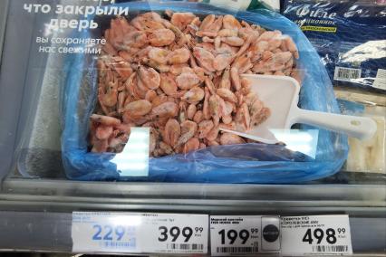 Екатеринбург. Продуктовый магазин. Королевские креветки в холодильнике