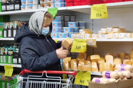 Екатеринбург. Продуктовый магазин. Полка с сыром