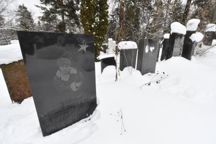 Москва. Стела на могиле старшего сына Василия Чапаева, генар-майора Александра Чапаева на Кунцевском кладбище.