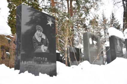 Москва. Стела на могиле старшего сына Василия Чапаева, генар-майора Александра Чапаева на Кунцевском кладбище.