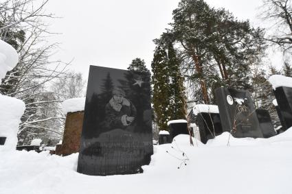 Москва. Стела на могиле старшего сына Василия Чапаева, генар-майора Александра Чапаева на Кунцевском кладбище.