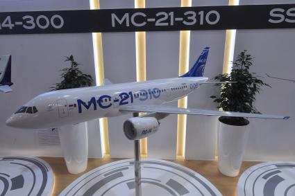 Москва. Макет российского пассажирского самолета МС-21 на стенде на Национальной выставке гражданской авиации NAIS-2022 .