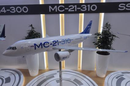 Москва.   Макет российского пассажирского самолета МС-21 на стенде на Национальной выставке гражданской авиации NAIS-2022 .