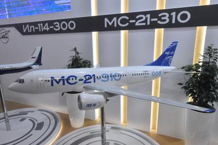 Москва.   Макет российского пассажирского самолета МС-21 на стенде на Национальной выставке гражданской авиации NAIS-2022 .