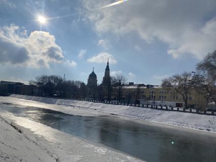 Украина. Харьков. Вид на Собор Благовещения Пресвятой Богородицы и на реку Лопань.