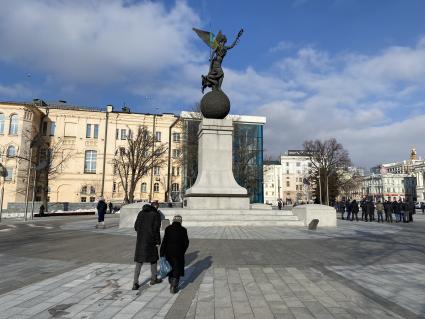 Украина. Харьков. Памятник независимости `Летящая Украина` на площади Конституции.