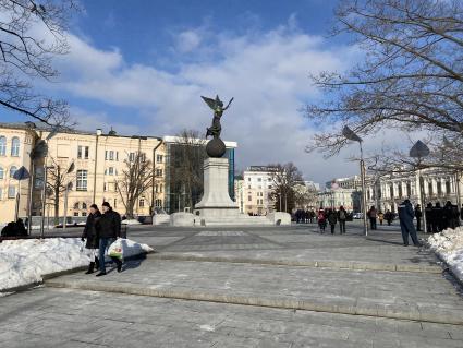 Украина. Харьков. Памятник независимости `Летящая Украина` на площади Конституции.