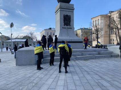 Украина. Харьков. Участники `Марша Единства` на площади Конституции.