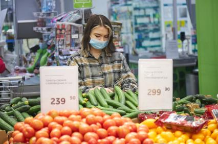 Пермь. Девушка в овощном отделе магазина.