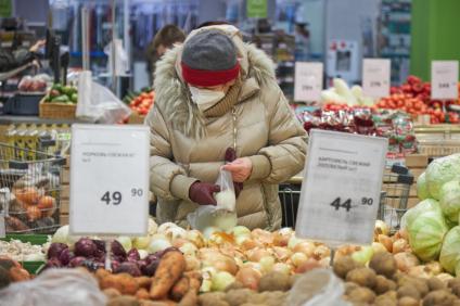 Пермь. Женщина в овощном отделе магазина.