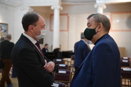Москва. Глава Роспечати, заместитель председателя организационного комитета по поддержке литературы, книгоиздания и чтения в РФ в 2016-2021 годах Михаил Сеславинскийи (слева) и гереральный директор Большого театра Владимир Урин на открытии выставки, приуроченной к столетию Службы внешней разведки в музее современной истории России.