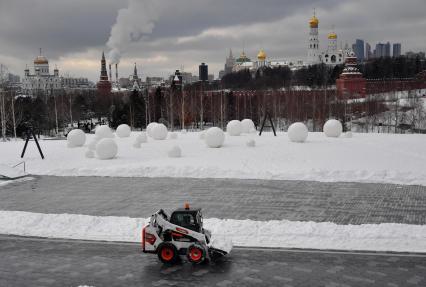 Москва.   Снегоуборочная техника в парке Зарядье.