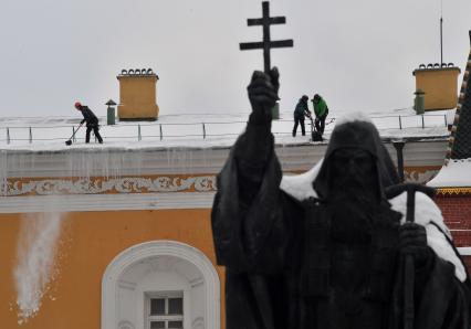 Москва.  Сотрудники  коммунальной службы чистят от снега крышу здания  Московского Кремля.