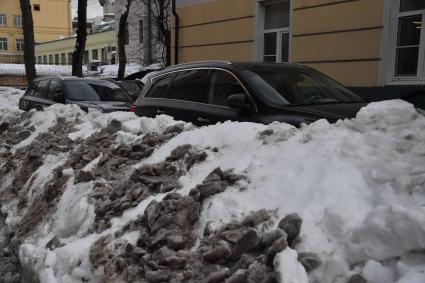 Москва.   Машины  среди сугробов.