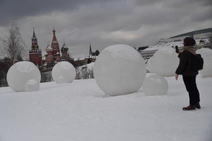 Москва.   Вид на парк Зарядье и Московский Кремль.