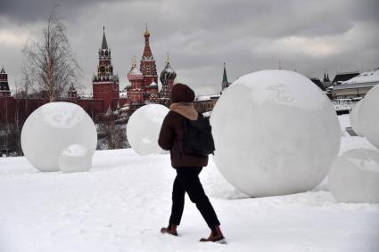 Москва.   Вид на парк Зарядье и Московский Кремль.