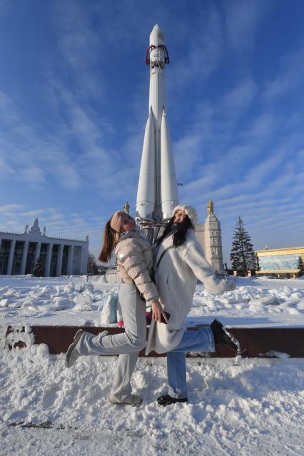 Москва.   Девушки у  макета ракеты на ВДНХ.